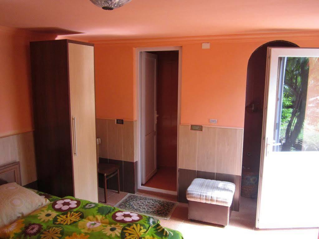 Guesthouse 97 In Batumi Exterior foto